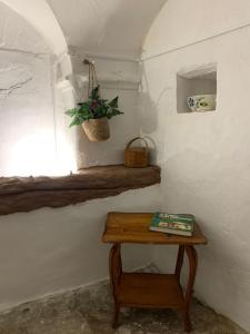 einen kleinen Tisch in einem Zimmer mit Fenster in der Unterkunft Casa dos Tios in Veiros