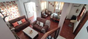 - un salon avec un canapé dans l'établissement Las Lagunetas del sur, à Benalup-Casas Viejas