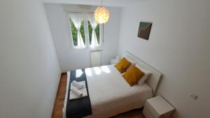 Łóżko lub łóżka w pokoju w obiekcie Appartement lumineux T3 avec jardin privatif à Hendaye - Parking et wif gratuit