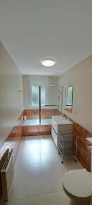 Łóżko lub łóżka w pokoju w obiekcie Appartement lumineux T3 avec jardin privatif à Hendaye - Parking et wif gratuit