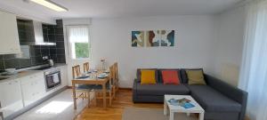 salon z kanapą i stołem w obiekcie Appartement lumineux T3 avec jardin privatif à Hendaye - Parking et wif gratuit w mieście Hendaye