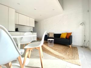 a living room with a couch and a table at Casas do Apeadeiro de Evoramonte in Vimieiro