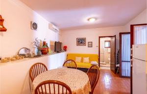Kuchyň nebo kuchyňský kout v ubytování Holiday Home Prizba Bb