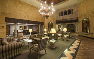 - un hall avec des canapés, des chaises et un lustre dans l'établissement Quinta Real Aguascalientes, à Aguascalientes