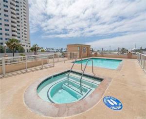 Bazén v ubytování 2 Bed Ocean View Balconys Corner Unit LB Convention Center nebo v jeho okolí