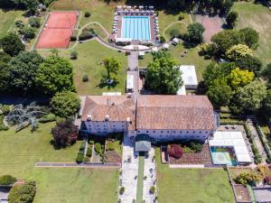an overhead view of a house with a pool at Hotel Ristorante Fior in Castelfranco Veneto