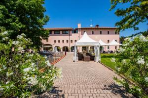 Tienda blanca frente a un edificio en Hotel Ristorante Fior, en Castelfranco Veneto