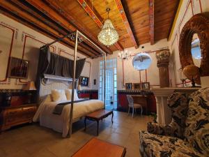 um quarto com uma cama de dossel e uma sala de estar em Casa Dos Gallos em San Sebastián del Oeste