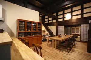 cocina y comedor con mesa y sillas en 農家民宿 山いちご en Echizen