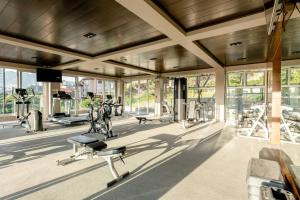 The fitness centre and/or fitness facilities at New & Modern APT - 100 MBPS 15 min from airport