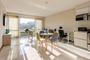 eine Küche und ein Esszimmer mit einem Tisch und Stühlen in der Unterkunft New & Modern APT - 100 MBPS 15 min from airport in San José