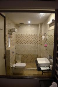 La salle de bains est pourvue de toilettes et d'un lavabo. dans l'établissement Hotel Royal Park 22, à Chandigarh