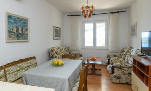 - un salon avec une table et des chaises dans l'établissement Apartment MARIO - veliki stan za odmor - terasa- vrt - bazen - pogled more, izoliran, à Orašac