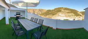 a patio with a table and chairs and a fence at Casa Teresa in Alcalá del Júcar