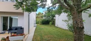 Ogród w obiekcie Appartement lumineux T3 avec jardin privatif à Hendaye - Parking et wif gratuit