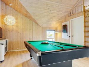 - un billard dans une chambre dotée de murs en bois dans l'établissement 14 person holiday home in Sydals, à Høruphav