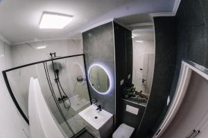 Ένα μπάνιο στο Scandinavian Lux Apartment Oradea +7 φωτογραφίες