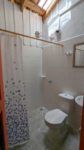 a bathroom with a toilet and a shower at Hospedaje Campestre El Rancho de Jero in Jardin