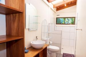 ビハグアにあるMi Casa es Su Casa: Vacation Rentalのバスルーム(トイレ、洗面台付)