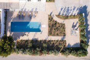 una vista aérea de una piscina en un parque en White Pearl Villa Naxos with Private Swimming Pool, en Naxos Chora