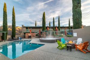 a patio with a swimming pool with chairs and a fountain at Matterhorn Inn in Sedona