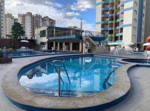 uma grande piscina com água azul num edifício em Millenium Thermas em Caldas Novas