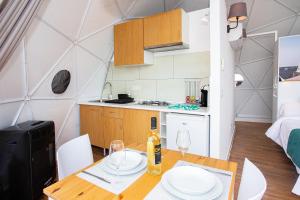 Una cocina o zona de cocina en Eslanzarote Eco Dome Experience