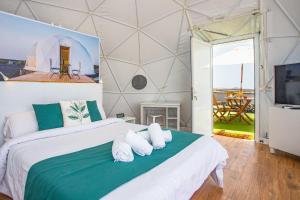sypialnia z dużym łóżkiem z białymi poduszkami w obiekcie Eslanzarote Eco Dome Experience w mieście Teguise