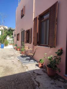 ein Gebäude mit Topfpflanzen nebeneinander in der Unterkunft Old Town Maisonette in Rhodos (Stadt)