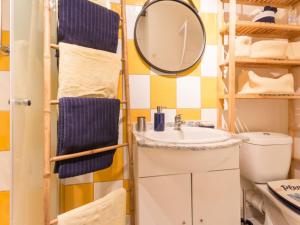 La salle de bains est pourvue d'un lavabo et d'un miroir. dans l'établissement Gîte Le Landreau, 3 pièces, 4 personnes - FR-1-306-804, à Le Landreau