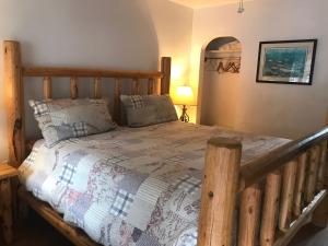 Кровать или кровати в номере Dunsmuir Lodge