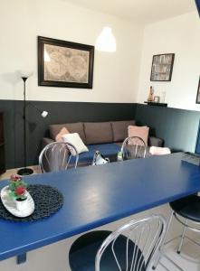Apartment Nicol في بولا: غرفة معيشة مع طاولة وكراسي زرقاء