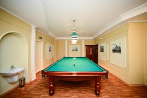 Biliár nebo kulečník v ubytování Visak Hotel