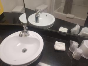Koupelna v ubytování Emblaze Hotel