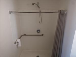 Koupelna v ubytování Emblaze Hotel
