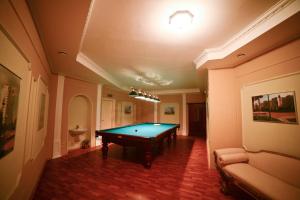 Biliár nebo kulečník v ubytování Visak Hotel