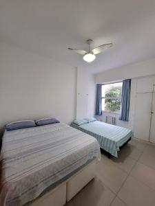 Apartments Almirante Goncalves tesisinde bir odada yatak veya yataklar