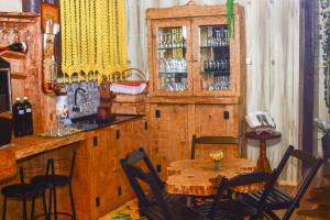 a bar with a table and chairs in a room at Casa de Campo da Vó in Urupema
