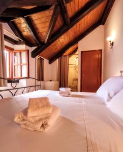 Ένα ή περισσότερα κρεβάτια σε δωμάτιο στο Villa Moro House