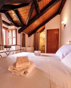 ミルナにあるVilla Moro Houseの大きな白いベッド(タオル付)