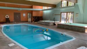 a large swimming pool with two jacuzzis at Mountain luxury on Lake Dillon, close to all the best ski resorts in Colorado! in Dillon