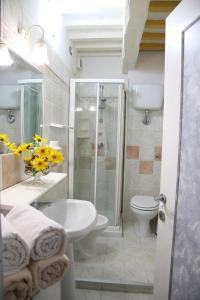 ein Bad mit einem WC, einem Waschbecken und einer Dusche in der Unterkunft B&B Natalia in Gualdo Tadino
