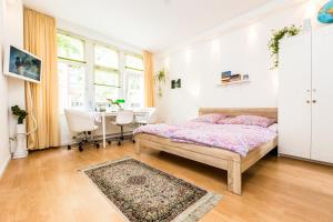 ein Schlafzimmer mit einem Bett und einem Schreibtisch darin in der Unterkunft Altstadt - CGN Apartments in Köln