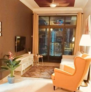 sala de estar con sofá y TV en 3 Bedrooms Short Stays Condo at KLCC, en Kuala Lumpur