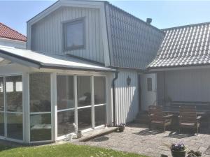 Casa con puertas correderas de cristal y patio en Holiday home SÖLVESBORG XVI, en Sölvesborg