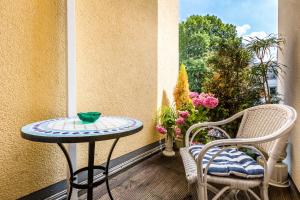 ein kleiner Tisch und zwei Stühle auf einem Balkon in der Unterkunft Altstadt - CGN Apartments in Köln