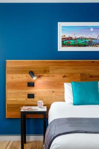 um quarto com duas camas e uma parede azul em Hunter Studios - Maitland em Maitland
