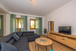 Televízia a/alebo spoločenská miestnosť v ubytovaní Apartments Jarmila