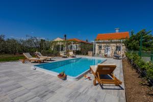 Πισίνα στο ή κοντά στο Villa Olive tree