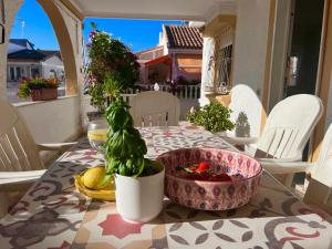 Zdjęcie z galerii obiektu 4 Bed 3 Bath Villa Sleeps 8, Pool Wifi Tv Close to Beach Restaurants and Shops w mieście Los Alcázares